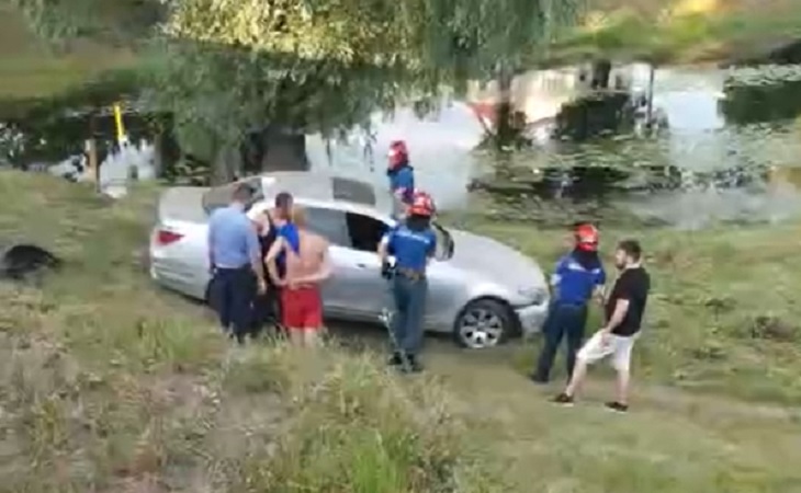 В Гомеле парень угнал BMW, сбил пешеходов, снёс забор, улетел в овраг и сбежал. Его ищет милиция