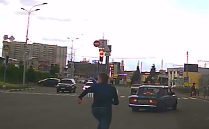 Водитель «жигулей» потерял сознание за рулём. Мужчина догнал авто и остановил – кадры