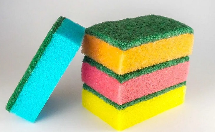 Для чего опытные хозяйки кладут губки для мытья посуды в холодильник