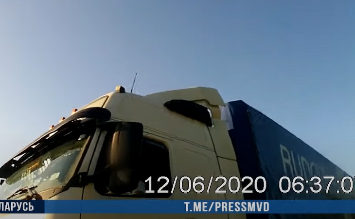 Стрельба на границе Беларуси: фуры с неизвестным грузом прорывались в Россию и пытались сбить инспекторов ГАИ