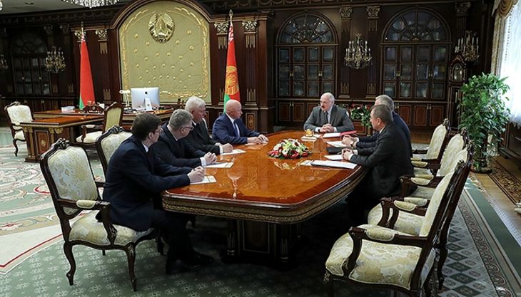 Лукашенко предостерег об опасности вечно сидящих в интернете