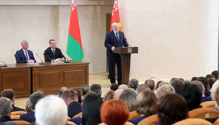 Лукашенко: «Если мы придём к людям чего-то просить, а не выплатим им зарплату, мы просто будем негодяями»