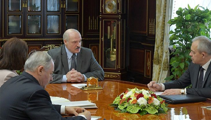 «Увольняют тех, кто не отдал подпись за так называемых кандидатов» – заявление Лукашенко