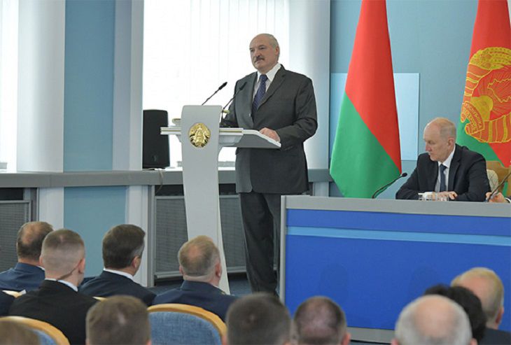 Лукашенко заявил, что не отдаст страну разгильдяям и тем, кто обещает «с вертолета»