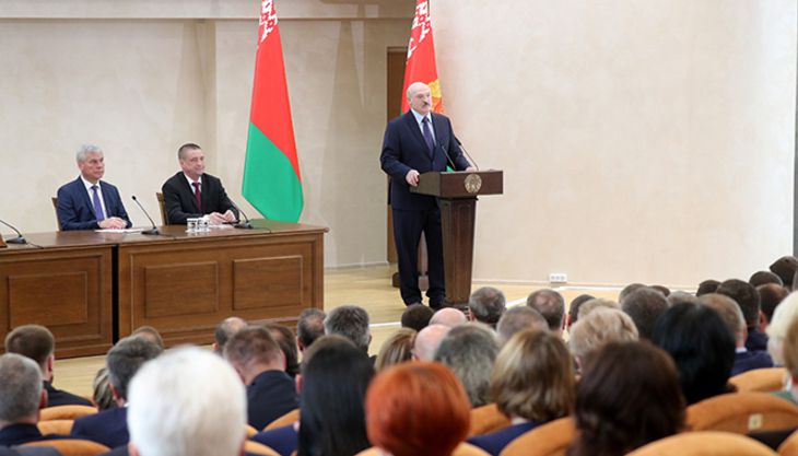 Лукашенко предложил белорусам поберечь себя, но умно