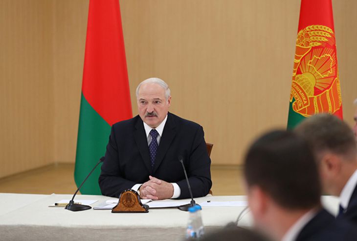 Лукашенко объяснил, почему Беларуси «не до жиру сейчас»