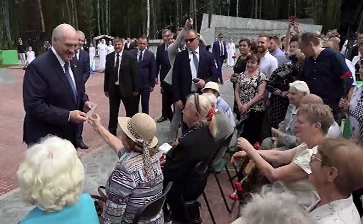 Пенсионерка попросила автограф у Лукашенко, чтобы показать правнучкам. Президент не отказал