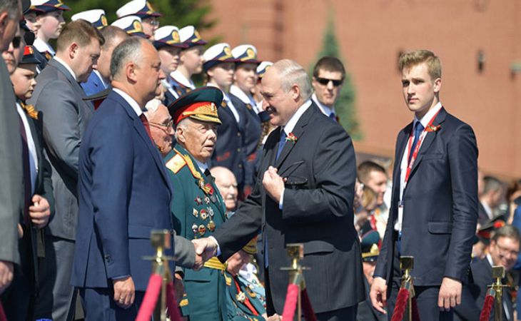 Лукашенко на параде Победы в Москве пообщался с ветераном со слезами на глазах – кадры 
