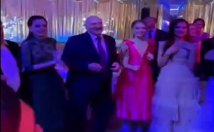 Лукашенко станцевал с выпускниками на балу под песню Таисии Повалий – кадры