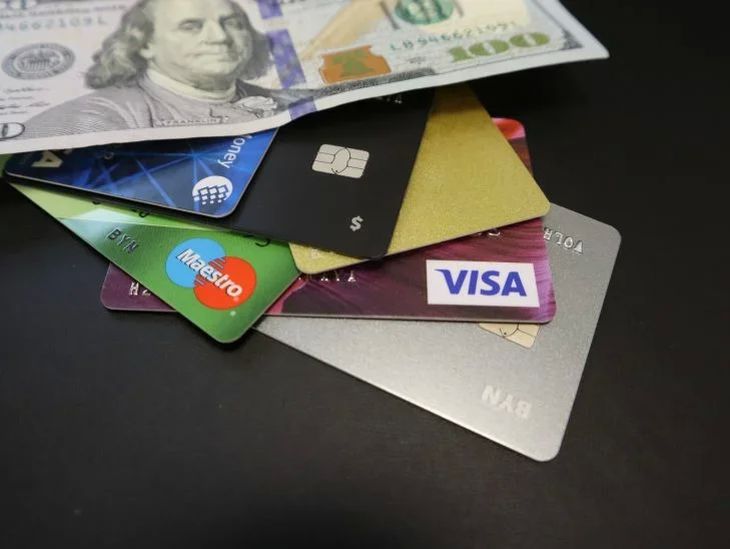В Лунинце 15-летний подросток оплачивал школьные обеды чужой банковской картой