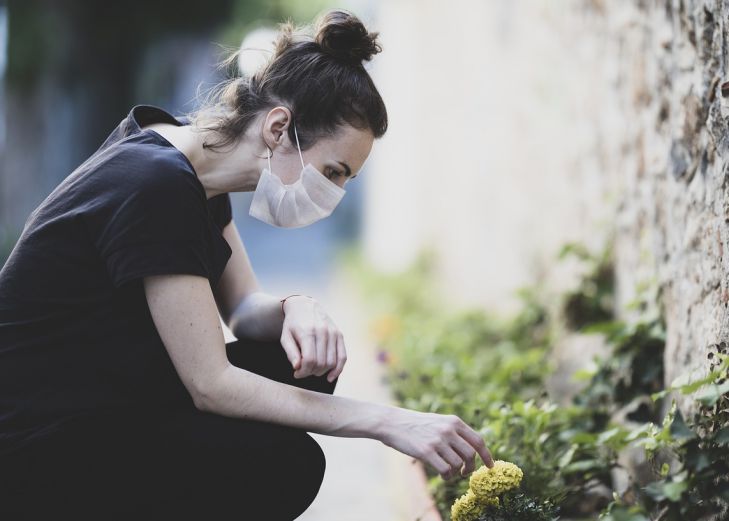 Медики объяснили, чем опасно ношение масок в жаркую погоду