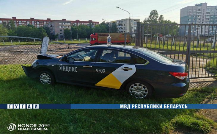 В Минске пьяный таксист с 2,9 промилле врезался в ограждение автостоянки