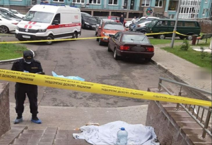 СК: в Минске около жилого дома найдены тела мужчины и ребёнка