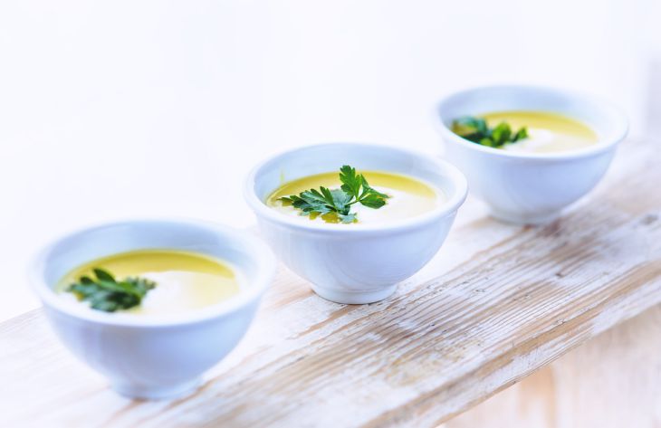 Идеален в жару: простой рецепт холодного супа из кабачков