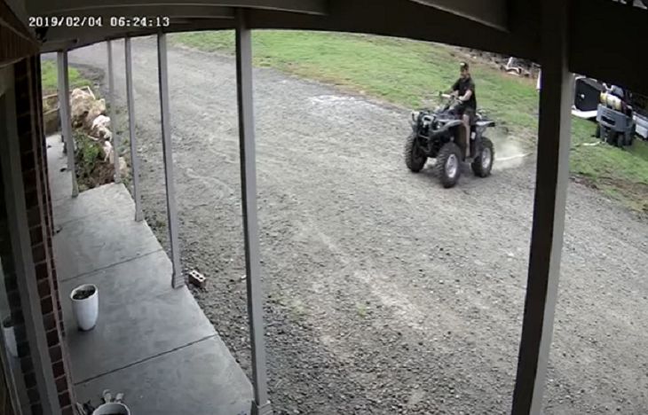 Мужчина едва не улетел с квадроцикла, чем развеселил пользователей сети