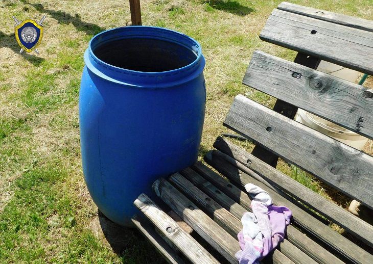 В Червенском районе годовалая девочка упала в бочку с водой