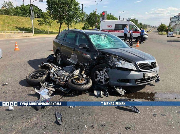 В Минске автомобиль выехал под встречный мотоцикл. Есть пострадавшие
