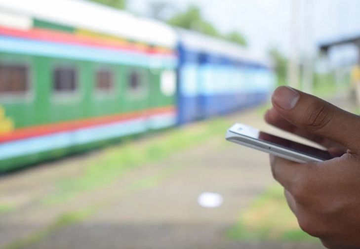 Эксперт объяснил необходимость отключать смартфон в поезде