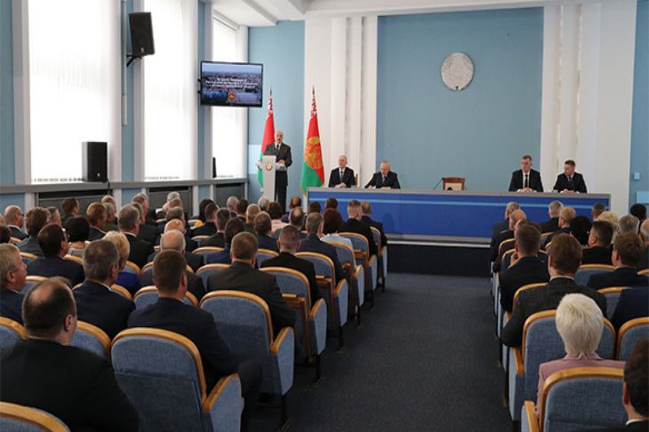 Лукашенко пообещал удвоить зарплаты белорусов, но в следующей «пятилетке»