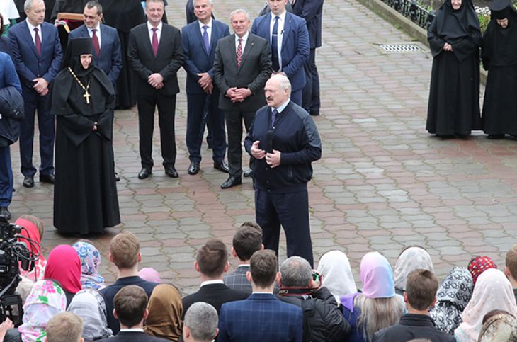 Лукашенко объяснил, где белорусам нужно носить маску