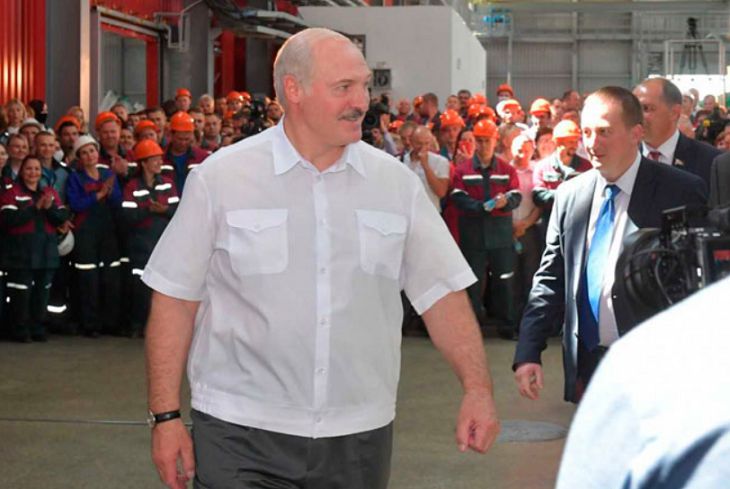 Лукашенко: когда уезжаю куда-нибудь, спички прячу, чтобы вы не подожгли страну