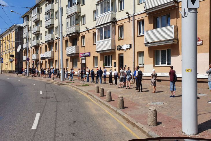 В Минске трактор-поливальщик «освежил» тротуар и людей у магазина