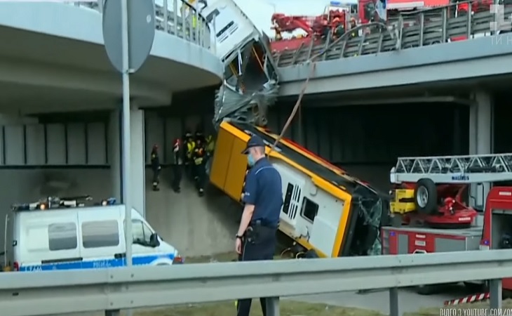 В Варшаве городской автобус упал с моста и развалился на две части: есть погибшие