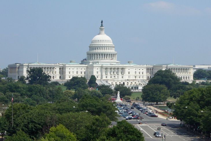 В Вашингтоне из-за массовых беспорядков ввели комендантский час