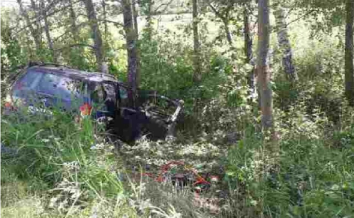 Под Витебском «Опель» влетел в дерево: пассажирка погибла, водитель в больнице