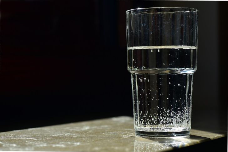 Полезно ли выпивать стакан воды натощак: результаты исследования