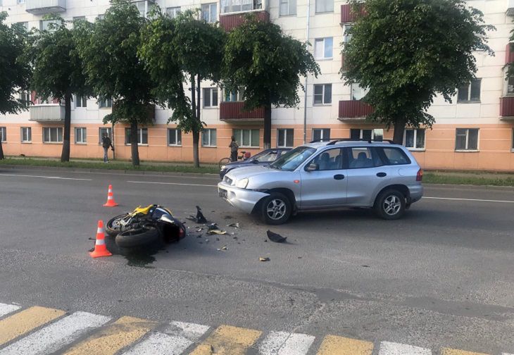 В Орше автомобиль подбил байкера