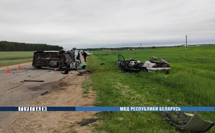 Под Минском легковушка влетела во встречную маршрутку: 2 человека погибли, 2 в больнице Под Минском легковушка влетела во встречную маршрутку: 2 человека погибли, 2 в больнице