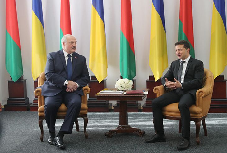 Ответочка Зеленскому: Лукашенко направил в Киев белорусские вышиванки