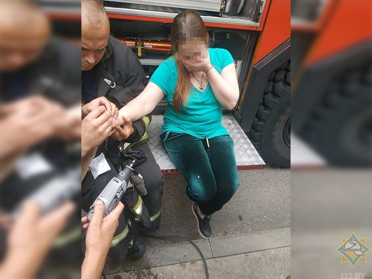 В Минске спасатели распилили кольцо прямо на пальце девушки