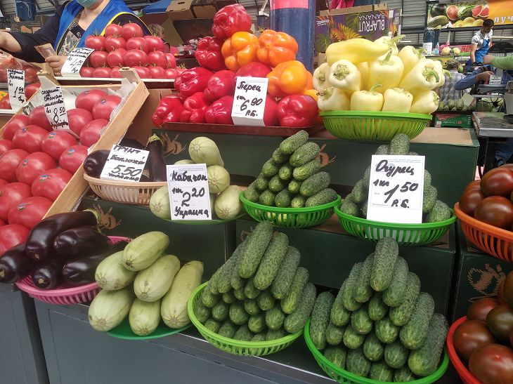  Белорусские огурцы – 99 копеек, азербайджанские томаты – 12,50 рублей. Что почем на «Комаровке»