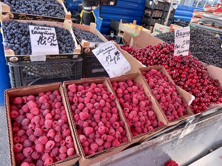 Ежевика – 15,99 рублей, арбуз – 2,20. Посмотрели цены на «Комаровке»