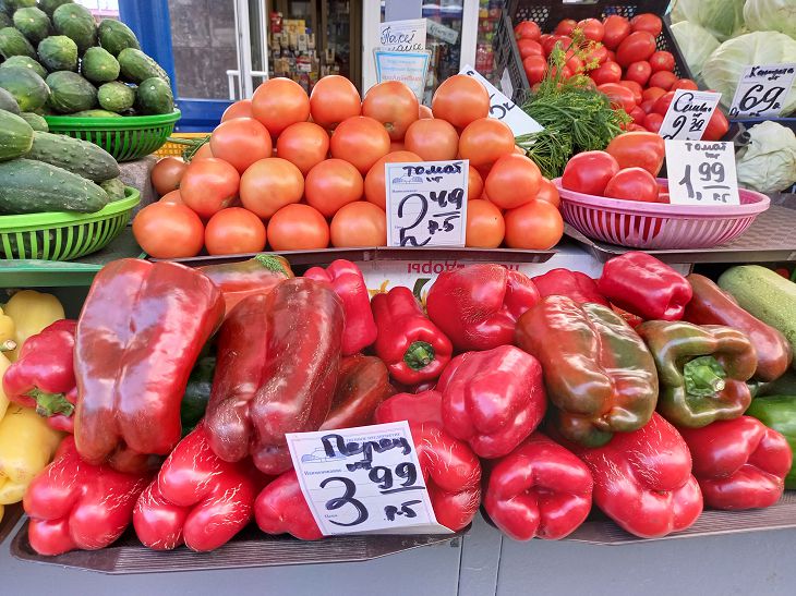 Огурцы – 59 копеек, картошка – 89 копеек. На что снизились цены на «Комаровке»