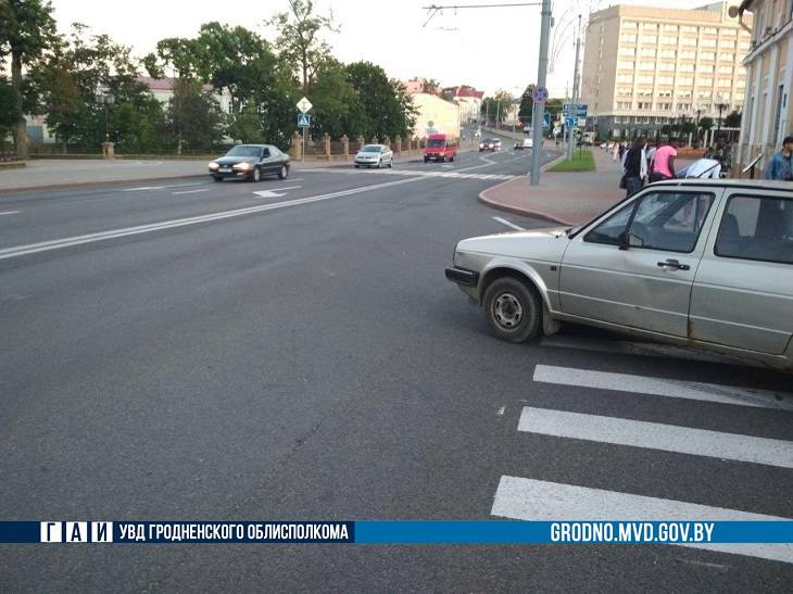 В центре Гродно легковушка сбила парня на гироскутере