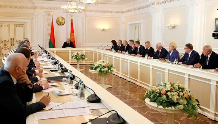 Лукашенко снова назвал главную задачу для власти: Не допустить, чтобы сложности переносились на людей