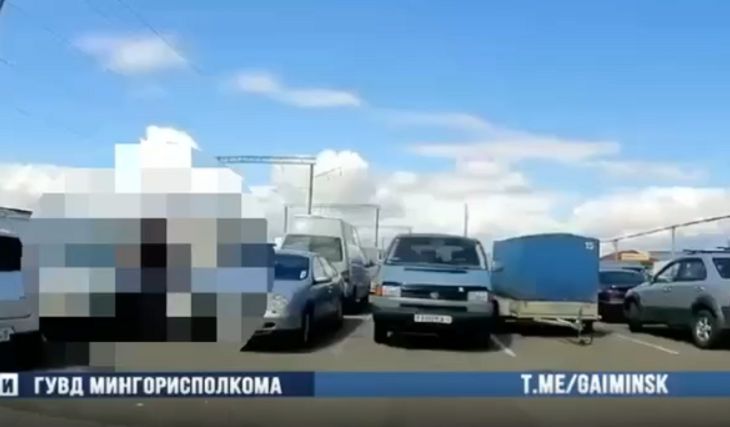 Тройное ДТП на парковке в Минске: водитель резко нажал на газ и разбил два авто
