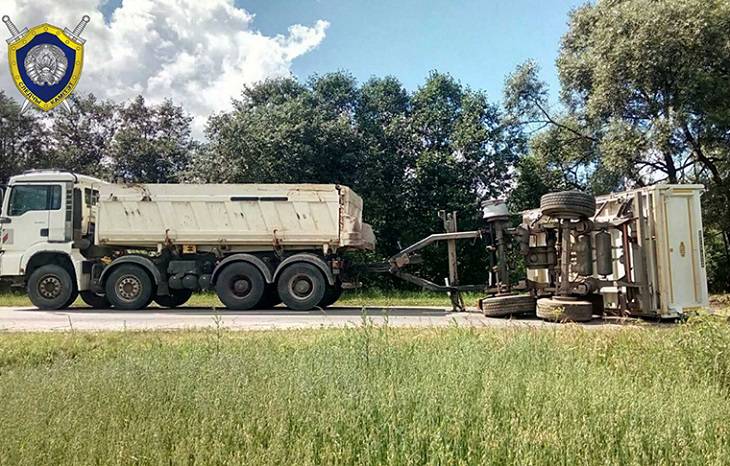 Грузовик столкнулся с автопоездом под Полоцком