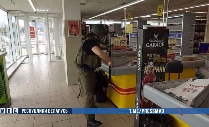 В Витебске неизвестный «заминировал» 12 объектов: в ТЦ и школах работает милиция 