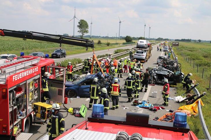 Один погибший и 15 раненых: в Германии белорус устроил жуткое ДТП на автовозе 