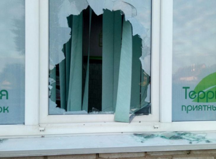 В Быхове пьяные мужчины обокрали магазин и спрятались от милиции под машиной