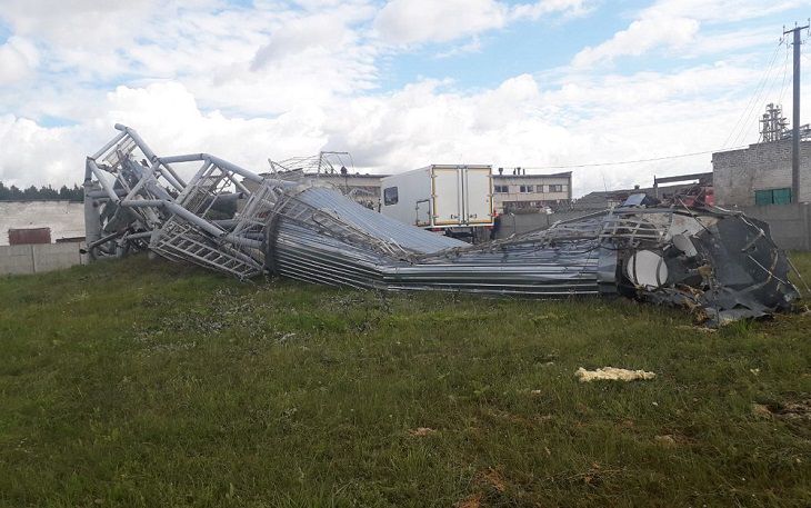 Под Лидой из-за сильного ветра рухнула водонапорная башня