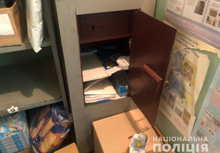 В Харькове мужчина с палкой ограбил отделение почты