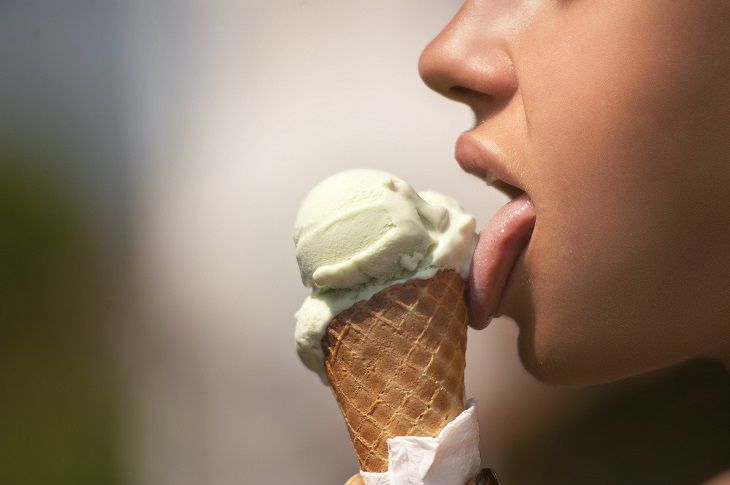 Врачи обнаружили неожиданную опасность употребления мороженого