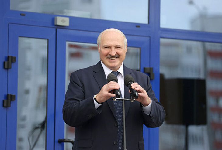 Провокатор, мне нельзя: Лукашенко раздал подаренное мороженое детям 