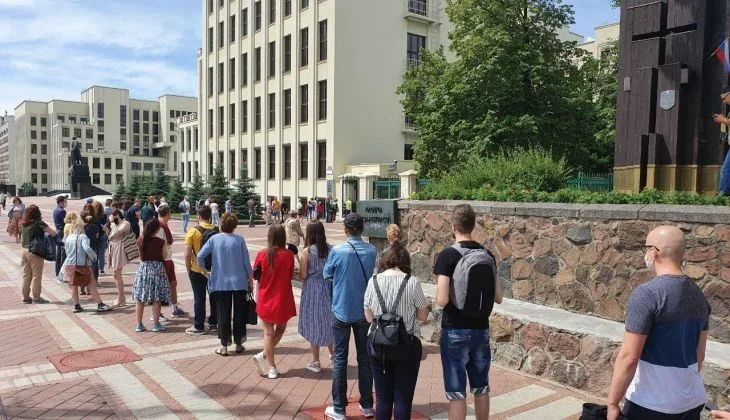 В Минске появилась новая очередь в ЦИК, чтобы подать жалобы