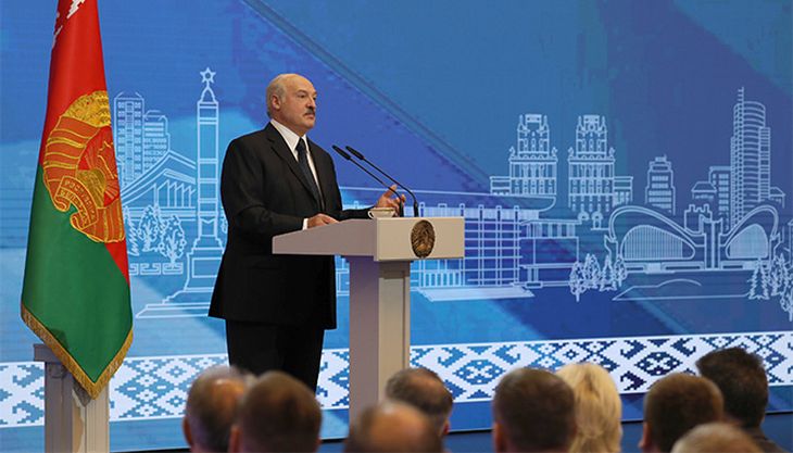 Лукашенко о строительстве жилья: Нам удалось немножко сбить цены, прежде всего там, где люди стоят в очереди